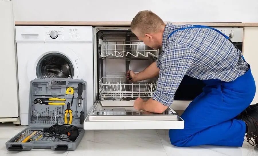 Torbalı Panasonic servisi teknisyen ekibi beyaz eşya tamiri yaparken
